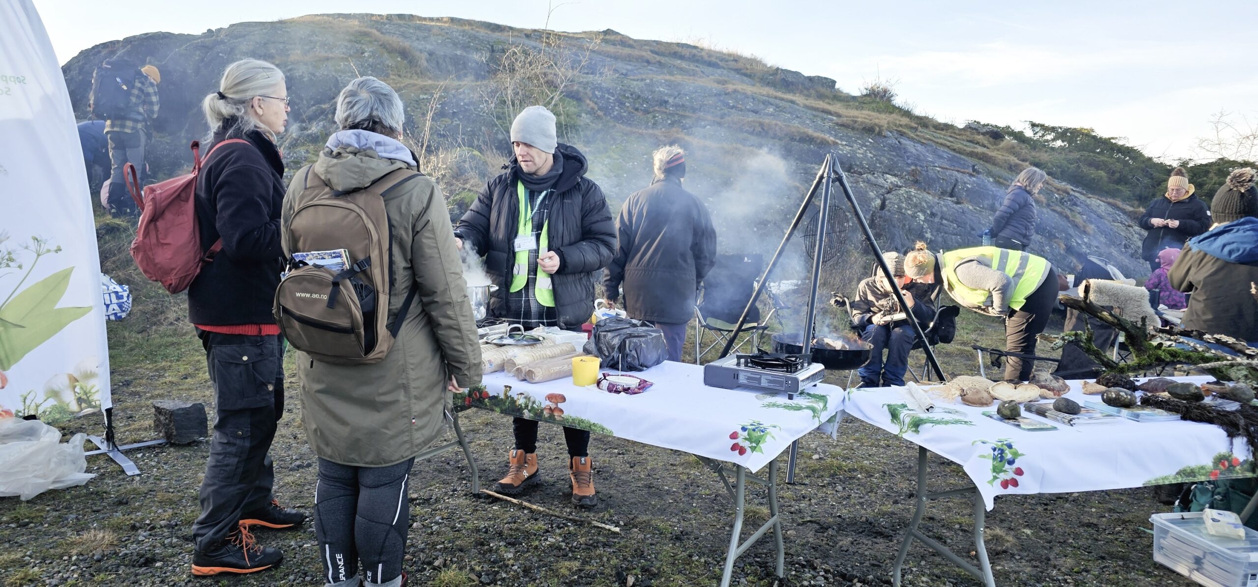 Stand på Hove på Båldagen 18.1.2025 Ole Johnny Asmyhr serverer soppsuppe. f